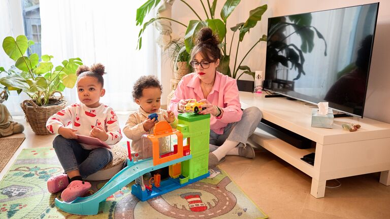 Kinder spielen mit ihrer Mutter