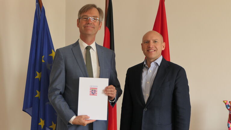 Europaminister Manfred Pentz und Dr. Thomas Eckert während der Übergabe der Ernennungsurkunde.