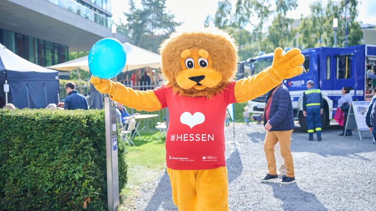 Herzlichen Willkommen bei den Hessen. Der Hessenlöwe begrüßt die Gäste am Tag der offenen Tür in der Hessischen Landesvertretung Berlin