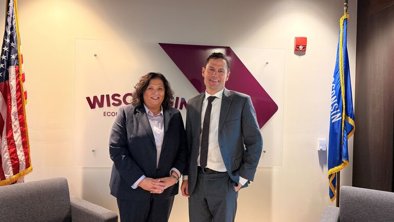 Staatssekretärin Karin Müller mit Wirtschaftsstaatssekretär Sam Rikers