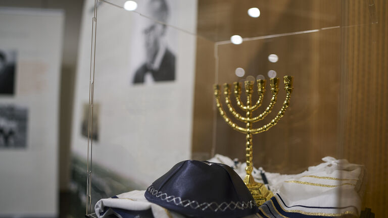 Zur Ausstellung gehören auch Exponate aus dem jüdischen religiösen Alltagsleben