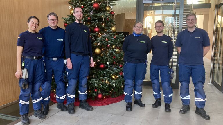 THW baut den Weihnachtsbaum in der LV auf