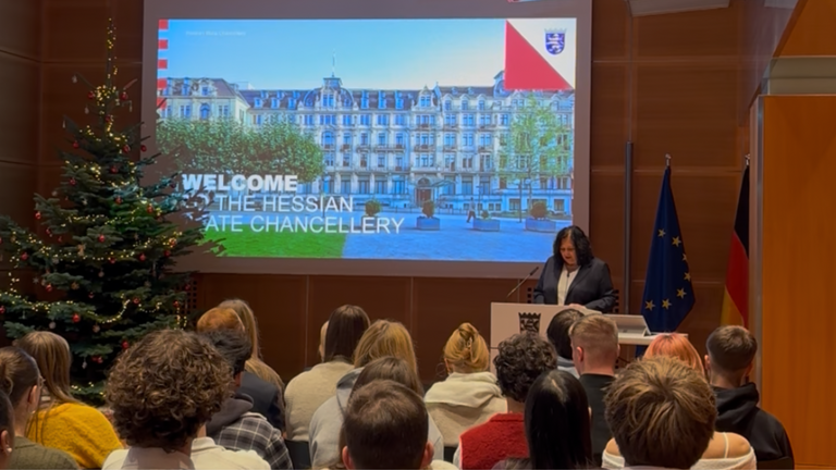 Begrüßung der Schulgruppe durch Europastaatssekretärin Karin Müller