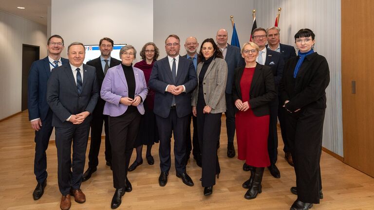 Wissenschaftsminister Timon Gremmels mit Vertreterinnen und Vertretern der Hochschulen.