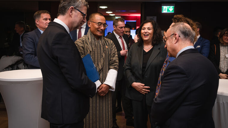 Staatssekretärin Karin Müller im Gespräch mit weiteren Veranstaltungsteilnehmenden