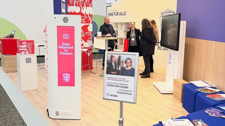 Messestand mit Sitzgruppe im Vordergrund