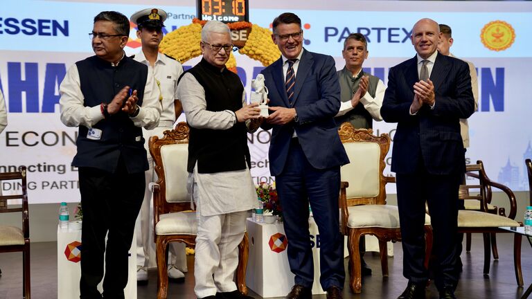 Ministerpräsident Rhein bei seinem Besuch der Börse „National Stock Exchange“ in Mumbai mit dem Gouverneur Jishnu Dev Varma, Constitutional Head of Maharashtra. 