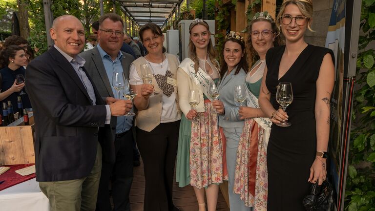Besuch am Winzerstand: Staatsminister Manfred Pentz, Alexander und Dagmar Pfau vom Weingut Lohmühle in Groß-Umstadt, Weinprinzessin Elisabetta Schadt, Gebietsweinkönigin der Hessischen Bergstraße Katja Simon, Umstädter Weinkönigin Lea Katharina Siegler und Rheingauer Weinkönigin Lena Orth (v.l.n.r.)