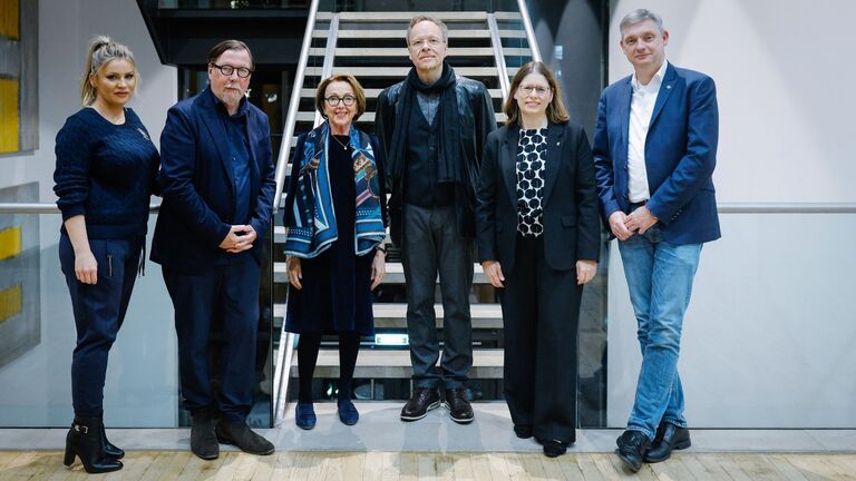 v.l.n.r.: Aleksandra Bak-Zawalski, Christoph Heubner, Holocaust-Überlebende Dr. Eva Umlauf, Sven Görtz, Dr. Katharina Brauer, Prof. Dr. Sascha Feuchert