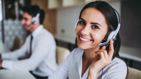 Unser Bürgertelefon Eine Frau telefoniert und lächelt