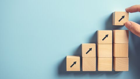 Effizienz in der Verwaltung  Pfeile zeigen nach oben