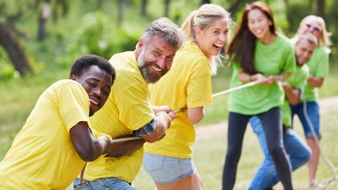 Eine Gruppe Menschen zieht an einem Seil