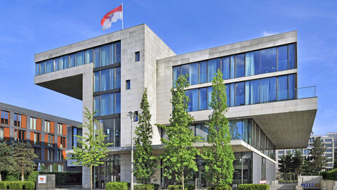 Das Gebäude mit dem markanten auskragenden Obergeschoss Das Gebäude mit dem markanten auskragenden Obergeschoss