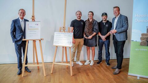 Staatsminister Axel Wintermeyer ehrt die Gewinner des Demografie-Preises: