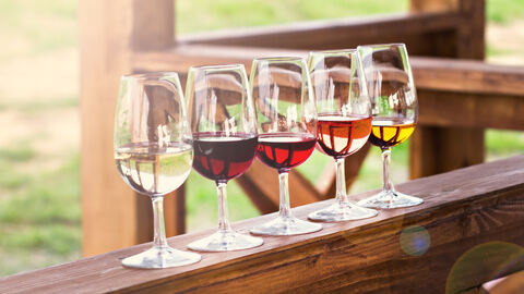 Weingläser nebeneinander aufgereiht