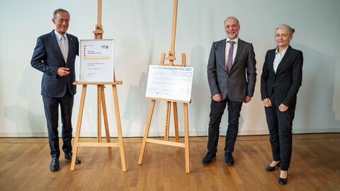 Staatsminister Axel Wintermeyer ehrt Sabine Jost-Schmitt und Dr. Stefan Tron