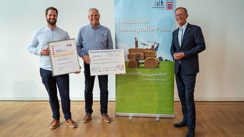 Staatsminister Axel Wintermeyer ehrt Marco Hanke und Arnold Will, Heimat- und Geschichtsverein Silges