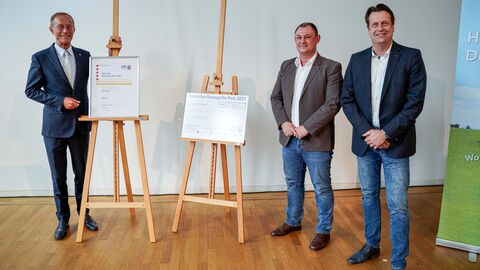 Staatsminister Axel Wintermeyer ehrt Guido Thoma und Gregor Kuwal, „BARock-AG“. Staatsminister Axel Wintermeyer ehrt Guido Thoma und Gregor Kuwal, „BARock-AG“.
