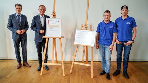 Staatsminister Axel Wintermeyer ehrt Mitglieder vom Projekt „AlmerodeLIVE“.