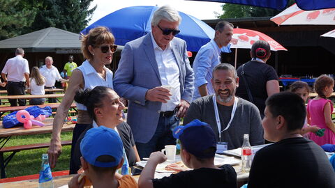 Ministerpräsident Volker Bouffier und seine Frau Ursual im Gespräch mit Eltern und Kindern beim Drillingstreffen 2021