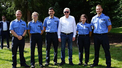 Ministerpräsident Volker Bouffier im Gruppenbild mit 5 Polizisten beim Drillingstreffen 2021, das auf dem Gelände der Bereitschaftspolizei in Lich stattfand