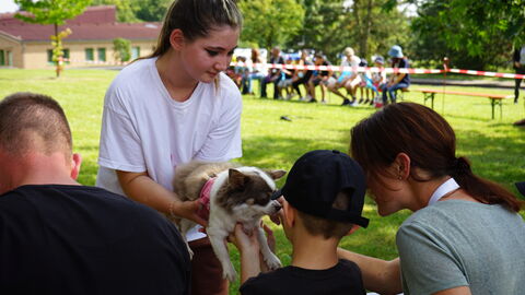 Als Teil des Programms beim Drillingstreffen 2021 durften Kinder einen Hund streicheln