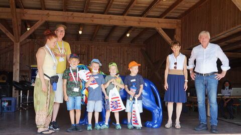 Kinder und Eltern mit Ministerpräsident Volker Bouffier und Ursula Bouffier auf einer Bühne beim Drillingstreffen 2021