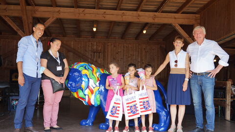 Volker Bouffier und seine Frau Ursula mit Eltern und Drillingen auf der Bühne beim Drillingstreffen 2021