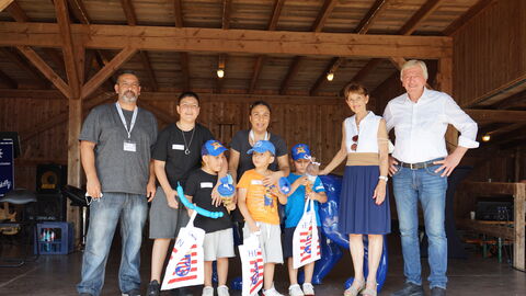 Volker Bouffier und seine Frau Ursula mit Eltern und Drillingen auf der Bühne beim Drillingstreffen 2021