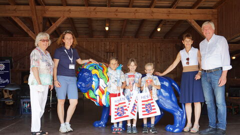 Volker Bouffier und seine Frau Ursula mit Eltern und Drillingen auf der Bühne beim Drillingstreffen 2021