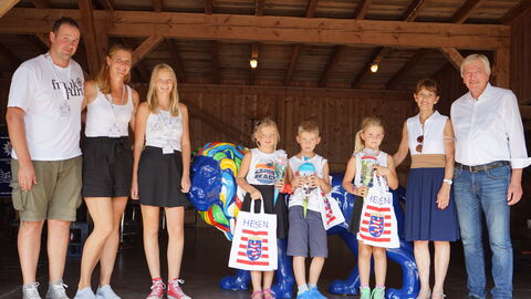 Volker Bouffier und seine Frau Ursula mit Eltern und Drillingen auf der Bühne beim Drillingstreffen 2021