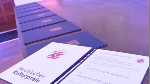 Hessischer Kulturpreis Hessischer Kulturpreis - Urkunde liegt auf einem Schreibtisch
