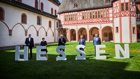 Ministerpräsident Volker Bouffier mit den Geehrten bei den Hessen-Buchstaben