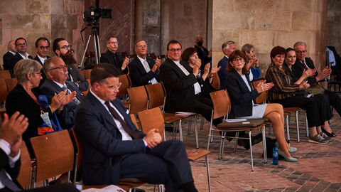 Publikum applaudiert bei der Verleihung der Wilhelm Leuschner-Medaille