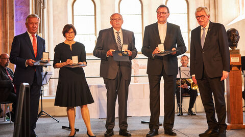 Ministerpräsident Volker Bouffier mit den Geehrten
