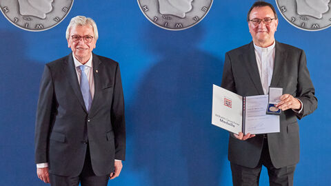 Ministerpräsident Volker Bouffier ehrt Prof Dr. Martin Hein