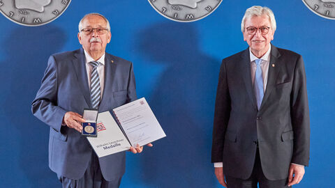 Ministerpräsident Volker Bouffier ehrt Norbert Kartmann