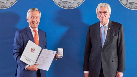 Ministerpräsident Volker Bouffier ehrt Andreas von Schoeler