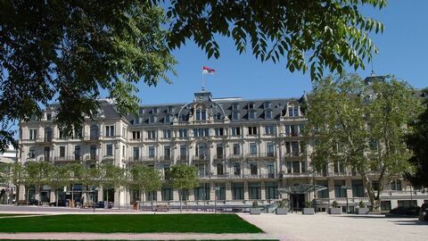 Das ehemalige Hotel Rose, die heutige Hessische Staatskanzlei fotografiert im Sonnenschein
