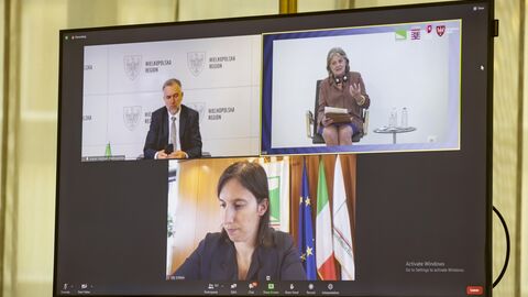 Marek Woźniak, Präsident der Wielkopolska, Elisa Ferreira, EU-Kommissarin für Kohäsion und Reformen, Elly Schlein, Vizepräsidentin der Emilia-Romagna