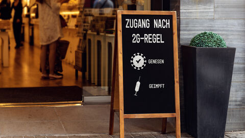 Schild zur 2G-Regel vor einem LAdengeschäft Schild zur 2G-Regel vor einem LAdengeschäft