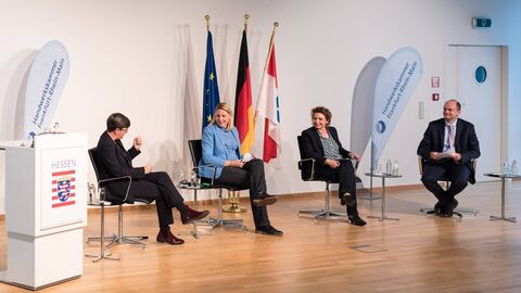 v.l.n.r. Susanne Haus, Präsidentin der Handwerkskammer Frankfurt-Rhein-Main; Moderation Gudrun Engel, Fernsehkorrespondentin im WDR-Studio Brüssel,  die Nicola Beer, Vizepräsidentin des Europäischen Parlaments; Hubert Gambs, Europäische Kommission  Stv. Generaldirektor der Generaldirektion für Binnenmarkt, Industrie, Unternehmertum und KMU