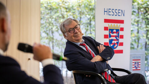 Ein Mann lehnt sich zurück 