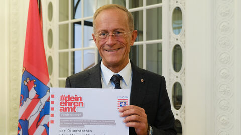 CdS Axel Wintermeyer mit einem Förderbescheid