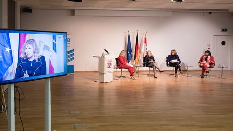 v.l.n.r. Dr. Ulla Engelmann, Europäische Kommission; Dr. Karin Hahne, Präsidentin des Verbandes Freier Berufe in Hessen; Moderation Silke Wettach, Wirtschaftswoche; Marion Walsmann, Mitglied des Europäischen Parlaments