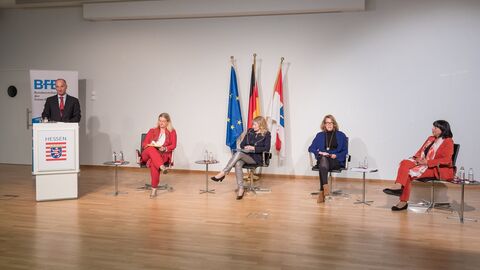 v.l.n.r. Friedemann Schmidt, Präsident des Bundesverbandes der Freien Berufe; Dr. Ulla Engelmann, Europäische Kommission; Dr. Karin Hahne, Präsidentin des Verbandes Freier Berufe in Hessen; Moderation Silke Wettach, Wirtschaftswoche; Marion Walsmann, Mitglied des Europäischen Parlaments