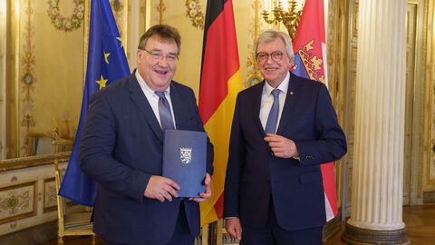 Hessens Ministerpräsident Volker Bouffier überreicht Mark Weinmeister seine Ernennungsurkunde für das Amt des Regierungspräsidenten von Kassel. Hessens Ministerpräsident Volker Bouffier überreicht Mark Weinmeister seine Ernennungsurkunde für das Amt des Regierungspräsidenten von Kassel.
