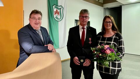 Europastaatsekretär Mark Weinmeister am Rande der Ordensverleihung mit Andreas Güttler und seine Ehefrau Daniela Güttler