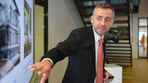 Bei den exklusiven Hausführungen bleibt keine Frage zu Aufgabe und Geschichte der Landesvertretung offen.