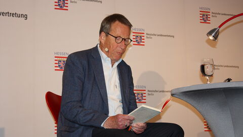 Friedrich Christian Delius las aus seinem Buch "Die Zukunft der Schönheit – Erinnerungen an Korbach".